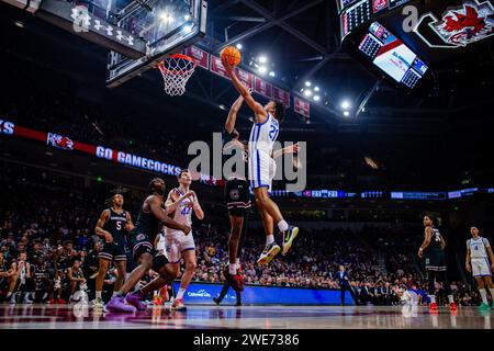 23. Januar 2024: Der Kentucky Wildcats Guard D.J. Wagner (21) schießt auf den South Carolina Gamecocks Guard Zachary Davis (12) im SEC Basketball Matchup in der Colonial Life Arena in Columbia, SC. (Scott Kinser/CSM) Stockfoto