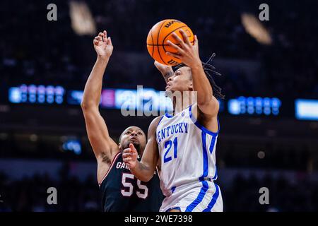 23. Januar 2024: Kentucky Wildcats Guard D.J. Wagner (21) schießt auf South Carolina Gamecocks Guard Ta’Lon Cooper (55) im SEC Basketball Matchup in der Colonial Life Arena in Columbia, SC. (Scott Kinser/CSM) Stockfoto