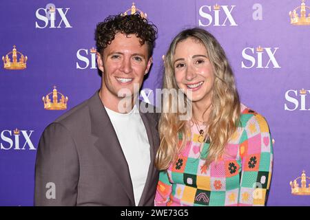 London, Großbritannien. Januar 2024. Jess Qualter nimmt an The Red Carpet: Gala Night for the Six the Musical im Vaudeville Theatre in London Teil. Quelle: Siehe Li/Picture Capital/Alamy Live News Stockfoto