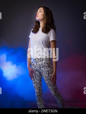 Teenager Girl Casting Zaubert Magic Studio Fog Gel Lighting Stockfoto