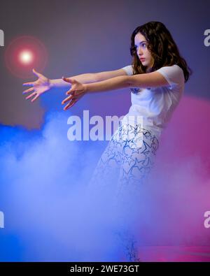 Teenager Girl Casting Zaubert Magic Studio Fog Gel Lighting Stockfoto