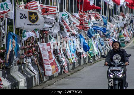 Öffentliche Fahrzeuge passieren am 23. Januar 2024 in Bogor City, West Java, Indonesien, Hunderte von visuellen Kampagnenmedien Stockfoto