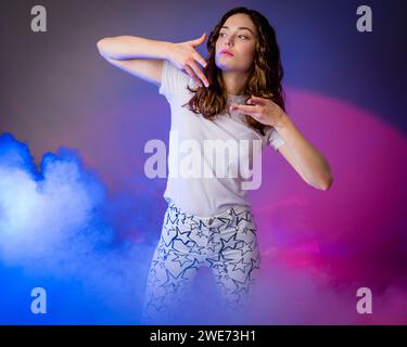 Teenager Girl Casting Zaubert Magic Studio Fog Gel Lighting Stockfoto