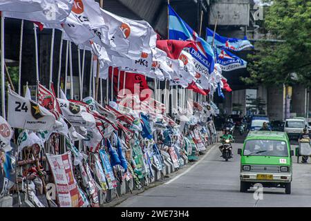 Öffentliche Fahrzeuge passieren am 23. Januar 2024 in Bogor City, West Java, Indonesien, Hunderte von visuellen Kampagnenmedien Stockfoto