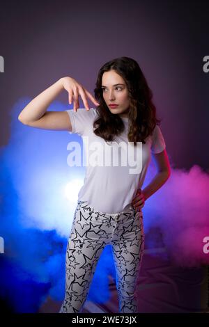 Teenager Girl Casting Zaubert Magic Studio Fog Gel Lighting Stockfoto