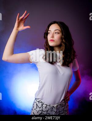 Teenager Girl Casting Zaubert Magic Studio Fog Gel Lighting Stockfoto