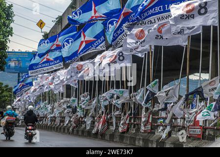 Öffentliche Fahrzeuge passieren am 23. Januar 2024 in Bogor City, West Java, Indonesien, Hunderte von visuellen Kampagnenmedien Stockfoto