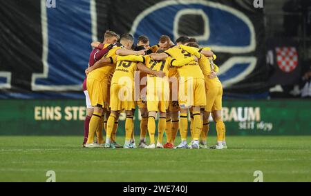 Mannheim, Deutschland. Januar 2024. 23.01.2024, Fußball 3. Liga, SV Waldhof Mannheim - SG Dynamo Dresden, Emspor, Bespor, sespor, v.l., DIE DFL/DFB-VORSCHRIFTEN DES MANNSCHAFTSKREISES VOR DEM SPIEL VERBIETEN DIE VERWENDUNG VON FOTOGRAFIEN ALS BILDSEQUENZEN UND/ODER QUASI-VIDEO. Xdcx Credit: dpa/Alamy Live News Stockfoto