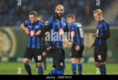 Mannheim, Deutschland. Januar 2024. 23.01.2024, Fußball 3. Liga, SV Waldhof Mannheim - SG Dynamo Dresden, Emspor, Bespor, sespor, v.l., TERRENCE BOYD (SV WALDHOF MANNHEIM) DFL/DFB-VORSCHRIFTEN VERBIETEN DIE VERWENDUNG VON FOTOGRAFIEN ALS BILDSEQUENZEN UND/ODER QUASI-VIDEO. Xdcx Credit: dpa/Alamy Live News Stockfoto