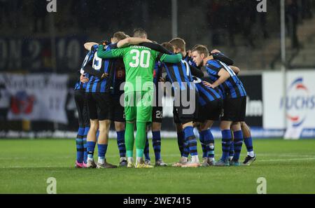 Mannheim, Deutschland. Januar 2024. 23.01.2024, Fußball 3. Liga, SV Waldhof Mannheim - SG Dynamo Dresden, Emspor, Bespor, sespor, v.l., DIE DFL/DFB-VORSCHRIFTEN DES MANNSCHAFTSKREISES VOR DEM SPIEL VERBIETEN DIE VERWENDUNG VON FOTOGRAFIEN ALS BILDSEQUENZEN UND/ODER QUASI-VIDEO. Xdcx Credit: dpa/Alamy Live News Stockfoto