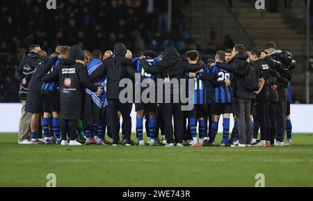 Mannheim, Deutschland. Januar 2024. 23.01.2024, Fußball 3. Liga, SV Waldhof Mannheim - SG Dynamo Dresden, Emspor, Bespor, sespor, v.l., DIE DFL/DFB-VORSCHRIFTEN DES MANNSCHAFTSKREISES NACH DEM SPIEL VERBIETEN DIE VERWENDUNG VON FOTOGRAFIEN ALS BILDSEQUENZEN UND/ODER QUASI-VIDEO. Xdcx Credit: dpa/Alamy Live News Stockfoto