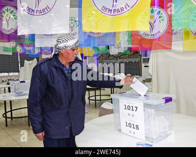 Ein Abgeordneter der Kurdischen dem-Partei gibt seine Stimme im Referendum-Zentrum im Bezirk Jenisehir in Diyarbakir ab. Die Partei für Gleichstellung und Demokratie der Völker (dem), die von einem großen Teil der in der Türkei lebenden Kurden unterstützt wird, bereitet sich auf die Kommunalwahlen vor, die am 31. März 2024 in der gesamten Türkei stattfinden werden. Die Partei dem ging zu einem direkten Referendum in zehn Provinzzentren und vielen Bezirken, in denen Kurden in großer Zahl leben, um die Namen zu bestimmen, die für Mitbürgermeister, gemeinderäte und Provinzhauptversammlungsmitglieder nominiert werden sollten. Allein in Diyarbakir, 20 Tausend Stockfoto