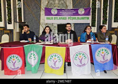 Mitglieder der Delegation der dem-Partei, die das Referendum organisiert, werden im Bezirk Yenisehir in der Provinz Diyarbakir gesehen. Die Partei für Gleichstellung und Demokratie der Völker (dem), die von einem großen Teil der in der Türkei lebenden Kurden unterstützt wird, bereitet sich auf die Kommunalwahlen vor, die am 31. März 2024 in der gesamten Türkei stattfinden werden. Die Partei dem ging zu einem direkten Referendum in zehn Provinzzentren und vielen Bezirken, in denen Kurden in großer Zahl leben, um die Namen zu bestimmen, die für Mitbürgermeister, gemeinderäte und Provinzhauptversammlungsmitglieder nominiert werden sollten. Allein in Diyarbakir, Stockfoto