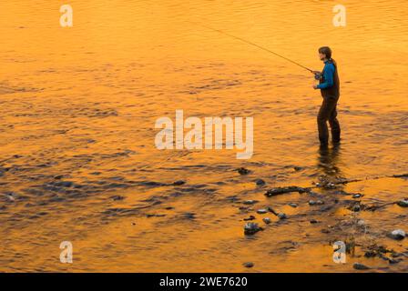 Frauen beim Fliegenfischen im Yakima River mit goldenem Glanz auf dem Wasser, im Yakima River Canyon Scenic und im Erholungsgebiet Highway, Washington Stockfoto