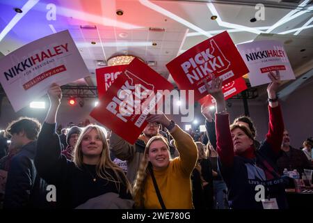 Concord, Usa. Januar 2024. Die Unterstützer des Gouverneurs und republikanischen Präsidentschaftskandidaten Nikki Haley, während sie am 23. Januar 2024 auf die Bühne ihrer Wahlparty in Concord, New Hampshire, warten. Der ehemalige Präsident Donald J. Trump wurde vor 21 Uhr zum Sieger der republikanischen Vorwahl erklärt. Foto: Amanda Sabga/UPI Credit: UPI/Alamy Live News Stockfoto