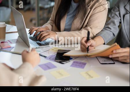 Zugeschnittene Aufnahme eines kreativen Grafikdesignerteams, das gemeinsam im Büro arbeitet, über ein neues Projekt diskutiert, ein Brainstorming erstellt und geplant hat. UX-BENUTZEROBERFLÄCHE Stockfoto