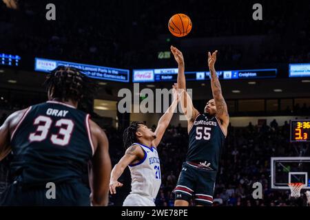 23. Januar 2024: Ta’Lon Cooper (55) schießt im SEC Basketball Matchup in der Colonial Life Arena in Columbia, SC, über den Kentucky Wildcats Guard D.J. Wagner (21). (Scott Kinser/CSM) Stockfoto