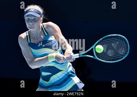 Melbourne, Australien. Januar 2024. DAYANA YASTREMSKA aus der Ukraine in Aktion gegen LINDA NOSKOVA aus der Tschechischen Republik in der Rod Laver Arena in einem Viertelfinalspiel der Frauen im Einzel-Viertelfinale am 11. Tag der Australian Open 2024 in Melbourne, Australien. Sydney Low/Cal Sport Media/Alamy Live News Stockfoto