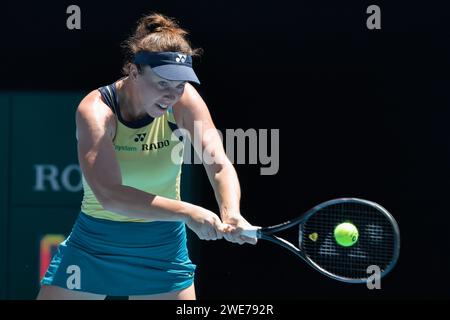 Melbourne, Australien. Januar 2024. LINDA NOSKOVA aus der Tschechischen Republik im Kampf gegen DAYANA YASTREMSKA aus der Ukraine in der Rod Laver Arena in einem Viertelfinalspiel der Frauen im Einzel-Viertelfinale am 11. Tag der Australian Open 2024 in Melbourne, Australien. Sydney Low/Cal Sport Media/Alamy Live News Stockfoto