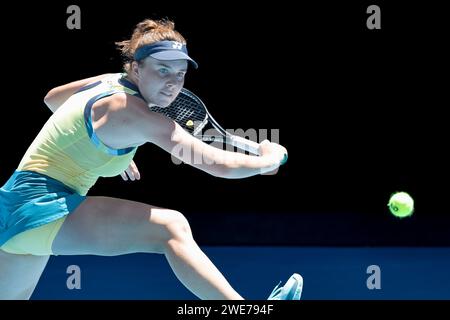 Melbourne, Australien. Januar 2024. LINDA NOSKOVA aus der Tschechischen Republik im Kampf gegen DAYANA YASTREMSKA aus der Ukraine in der Rod Laver Arena in einem Viertelfinalspiel der Frauen im Einzel-Viertelfinale am 11. Tag der Australian Open 2024 in Melbourne, Australien. Sydney Low/Cal Sport Media/Alamy Live News Stockfoto