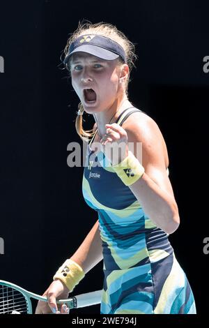 Melbourne, Australien. Januar 2024. DAYANA YASTREMSKA aus der Ukraine in Aktion gegen LINDA NOSKOVA aus der Tschechischen Republik in der Rod Laver Arena in einem Viertelfinalspiel der Frauen im Einzel-Viertelfinale am 11. Tag der Australian Open 2024 in Melbourne, Australien. Sydney Low/Cal Sport Media/Alamy Live News Stockfoto