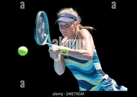 Melbourne, Australien. Januar 2024. DAYANA YASTREMSKA aus der Ukraine in Aktion gegen LINDA NOSKOVA aus der Tschechischen Republik in der Rod Laver Arena in einem Viertelfinalspiel der Frauen im Einzel-Viertelfinale am 11. Tag der Australian Open 2024 in Melbourne, Australien. Sydney Low/Cal Sport Media/Alamy Live News Stockfoto