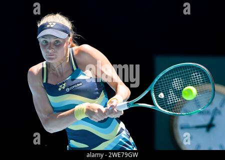 Melbourne, Australien. Januar 2024. DAYANA YASTREMSKA aus der Ukraine in Aktion gegen LINDA NOSKOVA aus der Tschechischen Republik in der Rod Laver Arena in einem Viertelfinalspiel der Frauen im Einzel-Viertelfinale am 11. Tag der Australian Open 2024 in Melbourne, Australien. Sydney Low/Cal Sport Media/Alamy Live News Stockfoto