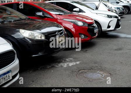 Salvador, Bahia, Brasilien - 5. Januar 2024: Mehrere Autos parken auf einer Straße im Stadtteil Comercio in Salvador, Bahia. Stockfoto