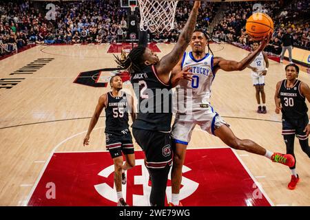 23. Januar 2024: Die Kentucky Wildcats schützen Rob Dillingham (0) schießt auf South Carolina Gamecocks, den Titelverteidiger B.J. Mack (2) im SEC Basketball Matchup in der Colonial Life Arena in Columbia, SC. (Scott Kinser/CSM) Stockfoto