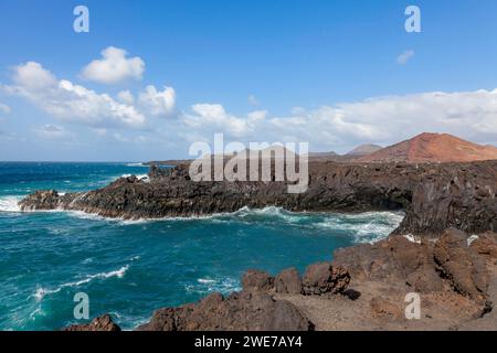 Felsige Küste von Los Hervideros, vulkanische Landschaft, Timanfaya-Nationalpark, Lanzarote, Kanarische Inseln, Spanien Stockfoto