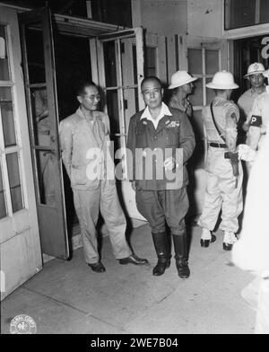 Der japanische General Yamashita (Mitte), der neben seinem Dolmetscher steht, genießt eine zehnminütige Pause während seines Kriegsverbrecherprozesses in Manila, Philippinen, 11.04.1945. Foto von US Army Stockfoto