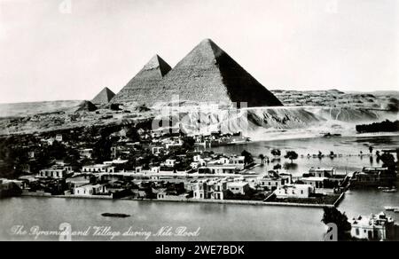 Vintage-Postkarte von Lehnert & Landrock mit dem Titel „die Pyramiden und das Dorf während der Nilflut“ wahrscheinlich 1940er Jahre Stockfoto