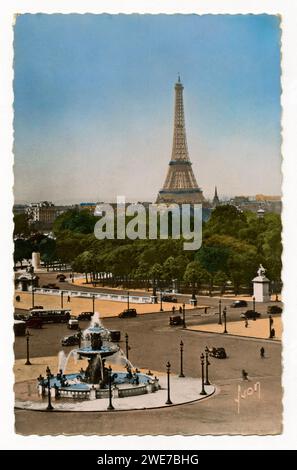 Handkolorierte Vintage-Postkarte von Editions d'Art YVON vom Eiffelturm aus gesehen vom Place de la Concorde, mit dem Titel 'Paris ... en Flanant," mit dem Stempel "Rue de Rivoli, 1954" Stockfoto
