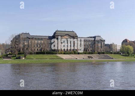 Dresden Königssufer in Dresden mit Regierungsbezirk SACHSEN FINANZMINISTERIUM Stockfoto