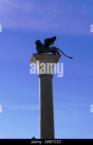 Säule, Hauptstadt mit dem geflügelten Löwen von San Marco, Schutzpatron von Venedig, Piazetta San Marco, Markusplatz, Venedig, Italien Stockfoto