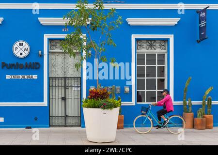 Radfahrer auf der 47. Straße, im historischen Zentrum von Merida, Yucatan, Mexiko Stockfoto