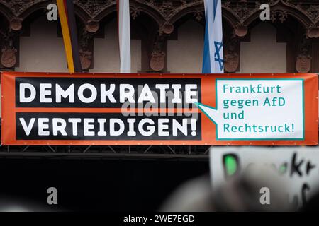 Rund 000 Menschen versammelten sich am 20. Januar 2024 auf dem Roemerberg in Frankfurt am Main, um gegen AfD und Rechtsextremismus zu demonstrieren Stockfoto