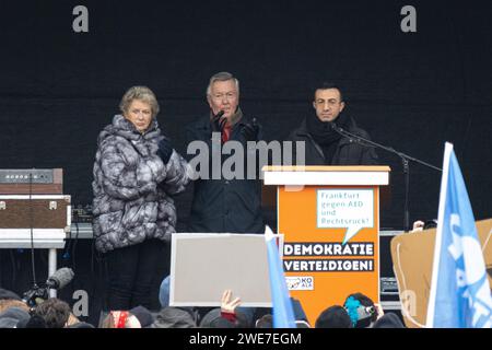 Rund 000 Menschen versammelten sich am 20. Januar 2024 auf dem Roemerberg in Frankfurt am Main, um gegen AfD und Rechtsextremismus zu demonstrieren Stockfoto