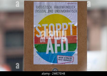 Rund 000 Menschen versammelten sich am 20. Januar 2024 auf dem Roemerberg in Frankfurt am Main, um gegen AfD und Rechtsextremismus zu demonstrieren Stockfoto