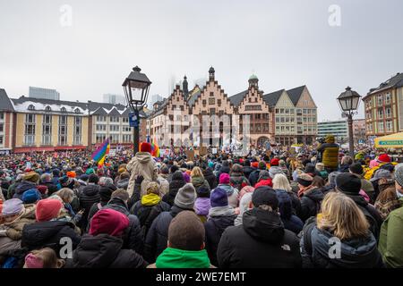 Rund 000 Menschen versammelten sich am 20. Januar 2024 auf dem Roemerberg in Frankfurt am Main, um gegen AfD und Rechtsextremismus zu demonstrieren Stockfoto