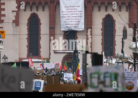 Rund 000 Menschen versammelten sich am 20. Januar 2024 auf dem Roemerberg in Frankfurt am Main, um gegen AfD und Rechtsextremismus zu demonstrieren Stockfoto