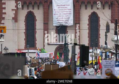 Rund 000 Menschen versammelten sich am 20. Januar 2024 auf dem Roemerberg in Frankfurt am Main, um gegen AfD und Rechtsextremismus zu demonstrieren Stockfoto