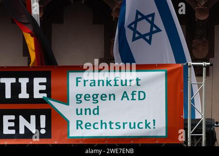 Rund 000 Menschen versammelten sich am 20. Januar 2024 auf dem Roemerberg in Frankfurt am Main, um gegen AfD und Rechtsextremismus zu demonstrieren Stockfoto