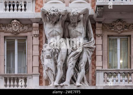 Zwei Atlanten an einer historischen Hausfassade, Genua, Italien Stockfoto