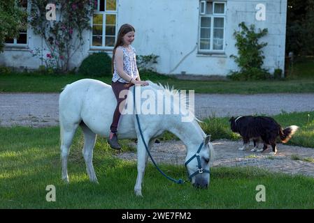 Mädchen, 10 Jahre alt, sitzend auf ihrem Pferd, Othenstorf, Mecklenburg-Vorpommern, Deutschland Stockfoto