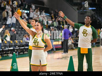 Waco, Texas, USA. Januar 2024. Baylor Lady Bears Cheerleader nach dem NCAA Basketballspiel zwischen den Kansas State Wildcats und Baylor Lady Bears im Foster Pavilion in Waco, Texas. Matthew Lynch/CSM/Alamy Live News Stockfoto