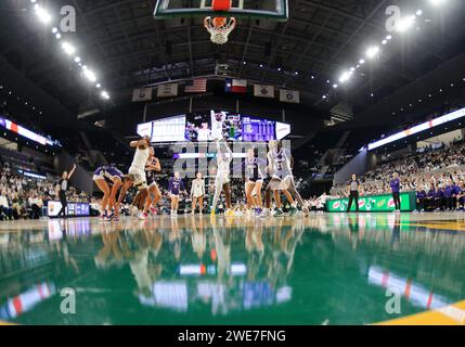 Waco, Texas, USA. Januar 2024. Während der 1. Hälfte des NCAA Basketballspiels zwischen den Kansas State Wildcats und Baylor Lady Bears im Foster Pavilion in Waco, Texas. Matthew Lynch/CSM/Alamy Live News Stockfoto