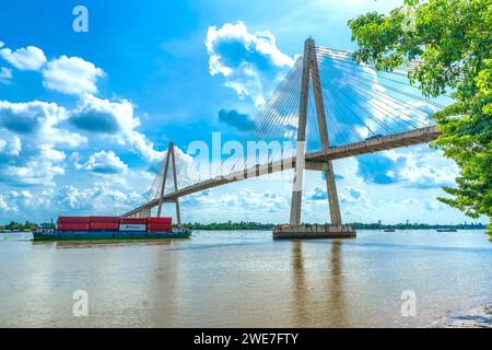 Die Brücke Rach Mieu verbindet die Provinzen Tien Giang und Ben Tre im Mekong-Delta in Vietnam. Stockfoto