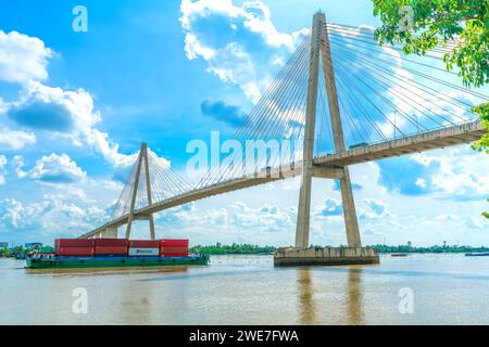 Die Brücke Rach Mieu verbindet die Provinzen Tien Giang und Ben Tre im Mekong-Delta in Vietnam. Stockfoto