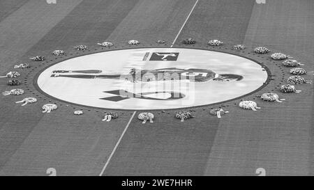 Banner mit Franz Beckenbauer und Blumenkränze, Trauergottesdienst des FC Bayern München für Franz Beckenbauer, Schwarzweißfoto, Allianz Stockfoto